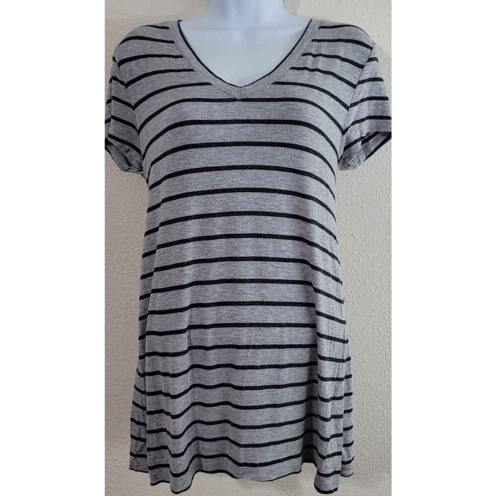 Zenana Outfitters Black Gray Heathered Striped V-Neck Shirt Medium Short Sleeves